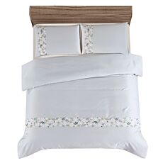 Linge de lit bleu clair avec bordure brodée