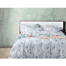 Parure de lit avec motif de feuilles et de fleurs sur fond bleu clair