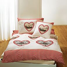Linge de lit orné de carreaux et de cœurs