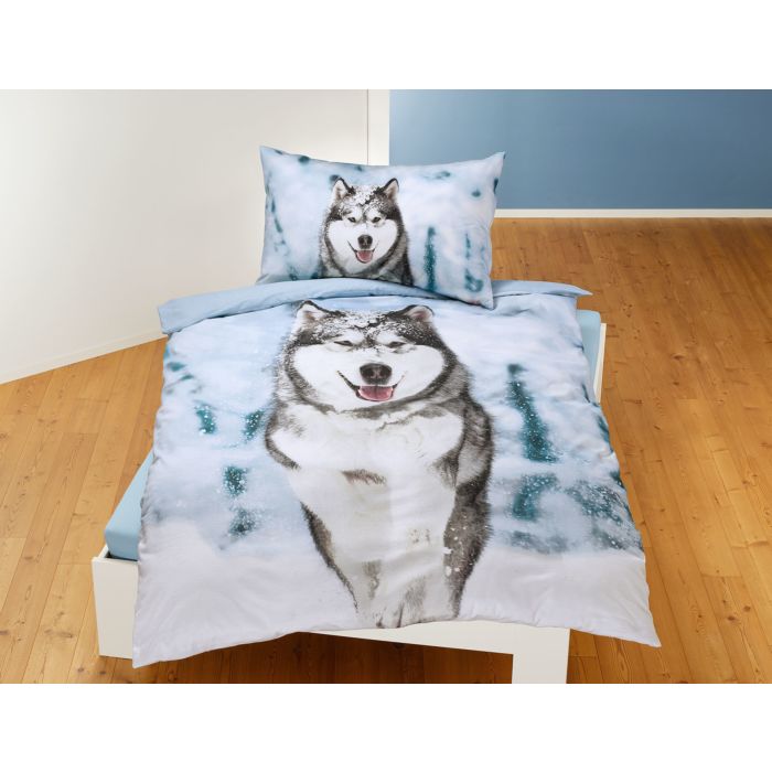 Parure de lit avec husky dans la neige main product photo