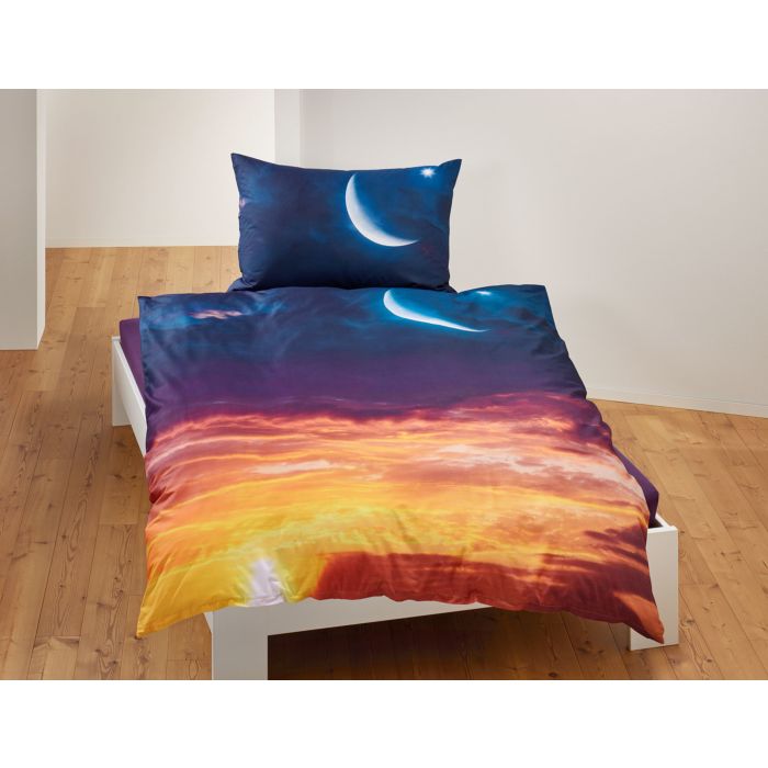 Parure de lit avec ciel du soir et croissant de lune main product photo