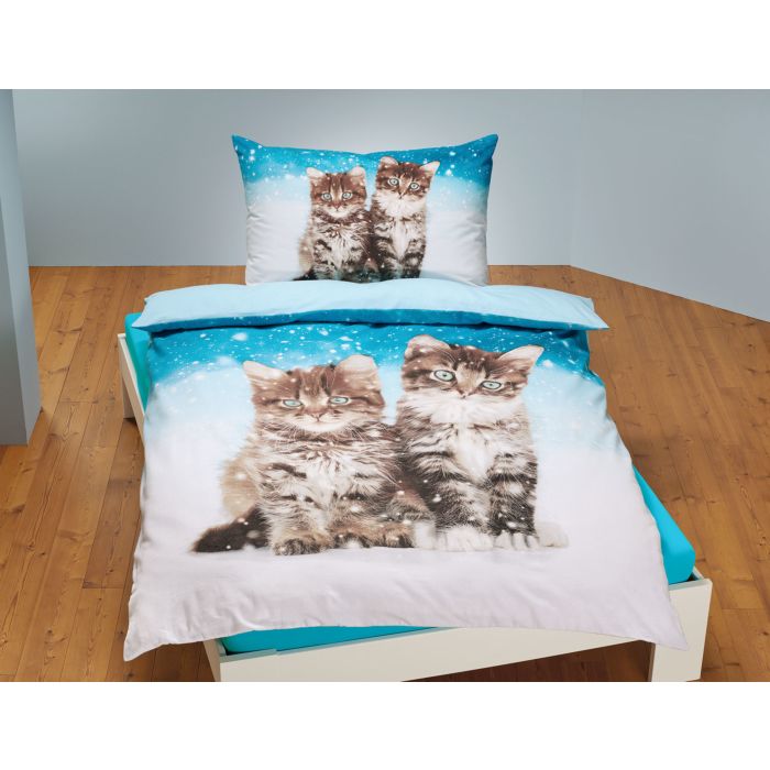 Parure de lit avec délicieux chatons sur un fond blue-blanc main product photo