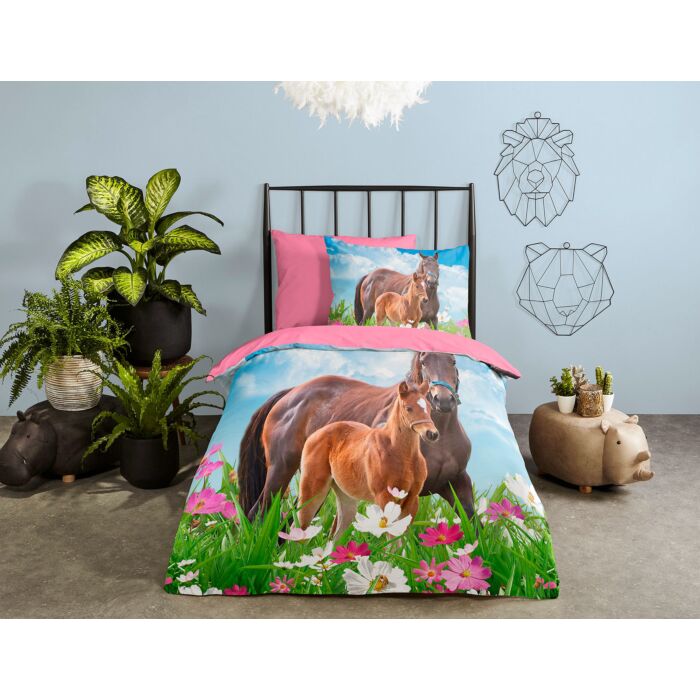 Parure de lit avec cheval et poulain dans une prairie fleurie main product photo