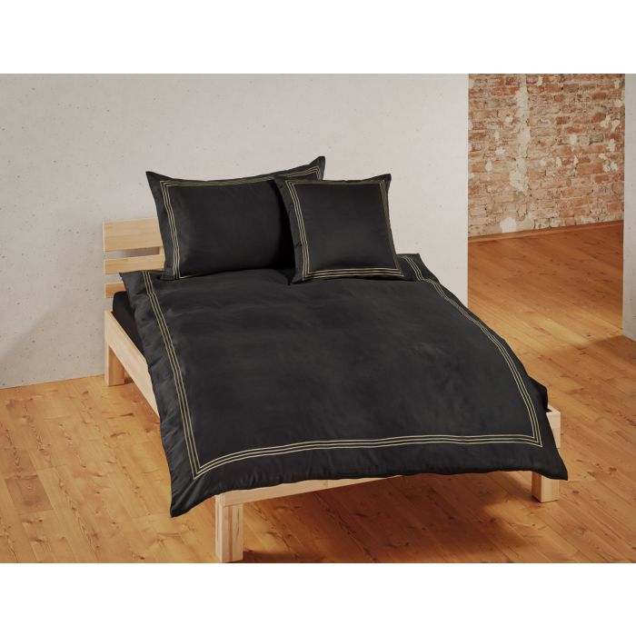 Linge de lit avec triple bordure de broderie main product photo