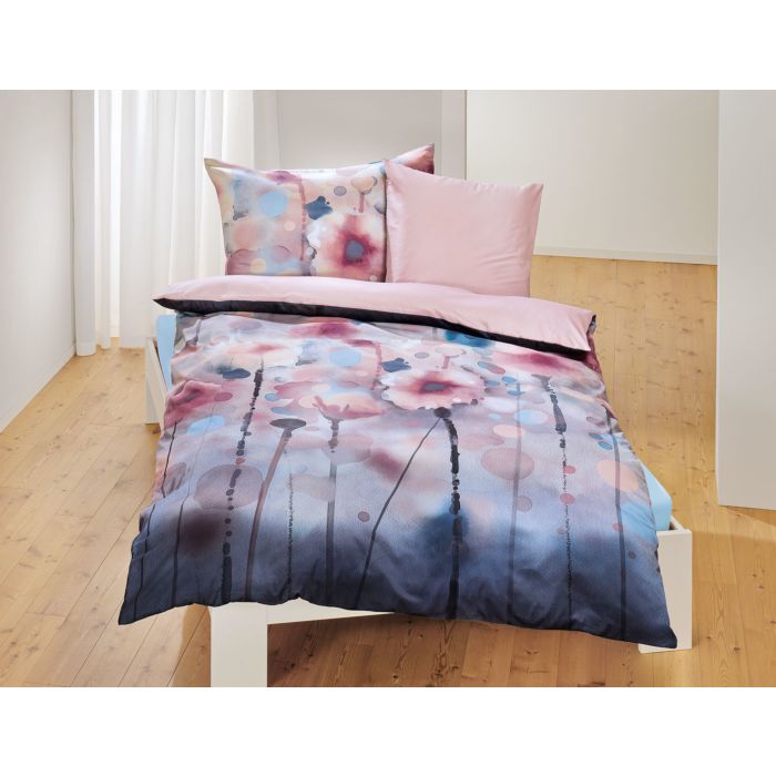 Linge de lit avec des fleurs genre aquarelle main product photo