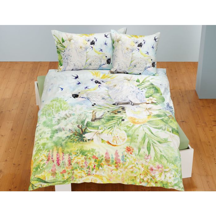 Parure de lit avec cacatoès assis sur une branche de citronnier main product photo