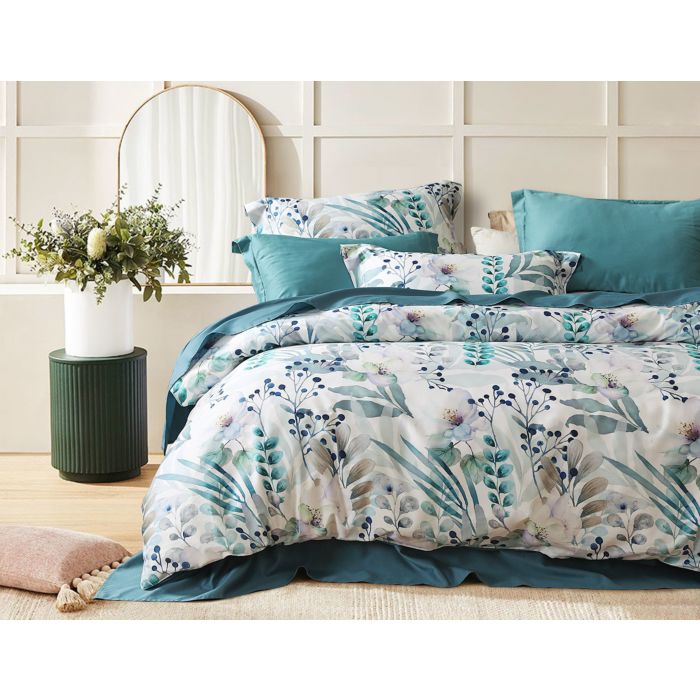 Parure de lit au motif fleuri genre aquarelle main product photo
