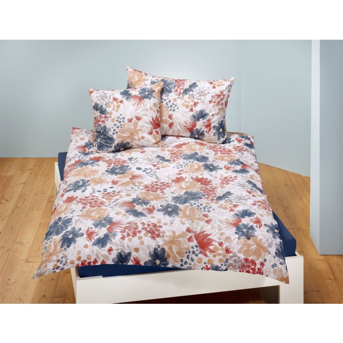 Parure de lit avec superbe motif fleuri main product photo