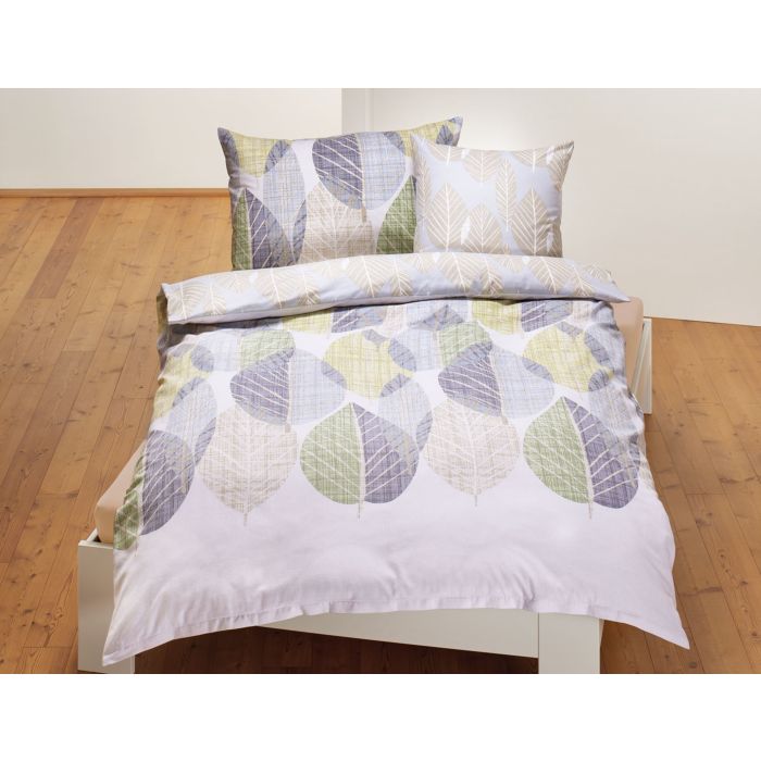Parure de lit avec feuilles de gingko sur fond clair main product photo