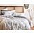 Parure de lit gris avec un beau motif floral